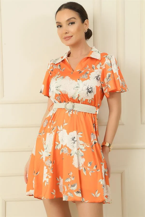 Robe en satin doublée à col polo et ceinture, ornée d'un grand motif floral