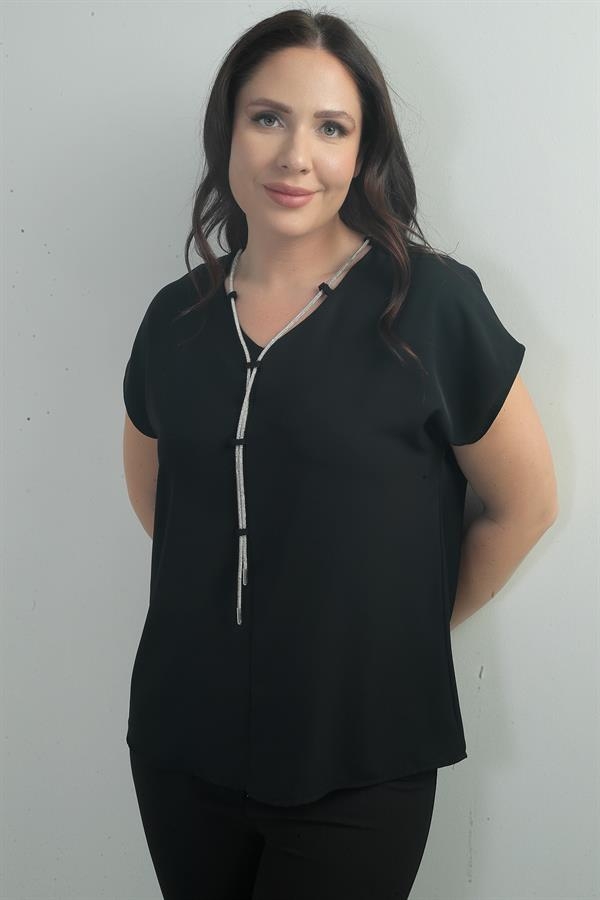 Chemisier grande taille en crêpe satin à col en V et collier