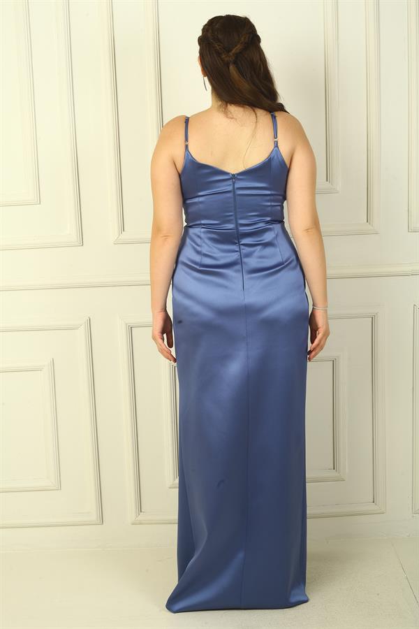 Robe de soirée longue en satin doublée, à bretelles, décolleté cache-cœur et taille plissée.