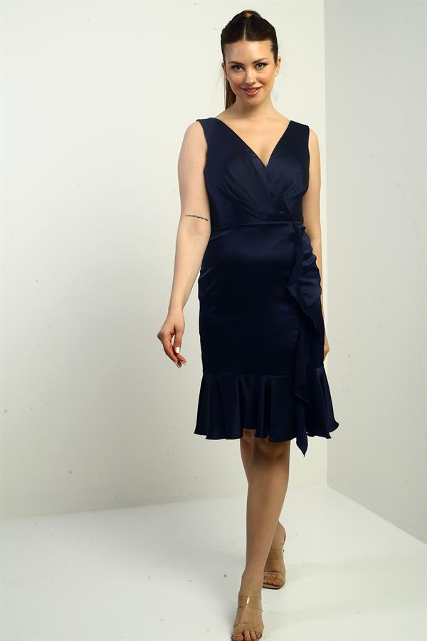 Robe courte en satin pour femme, doublée, à col cache-cœur, drapée sur le devant et ornée de volants.