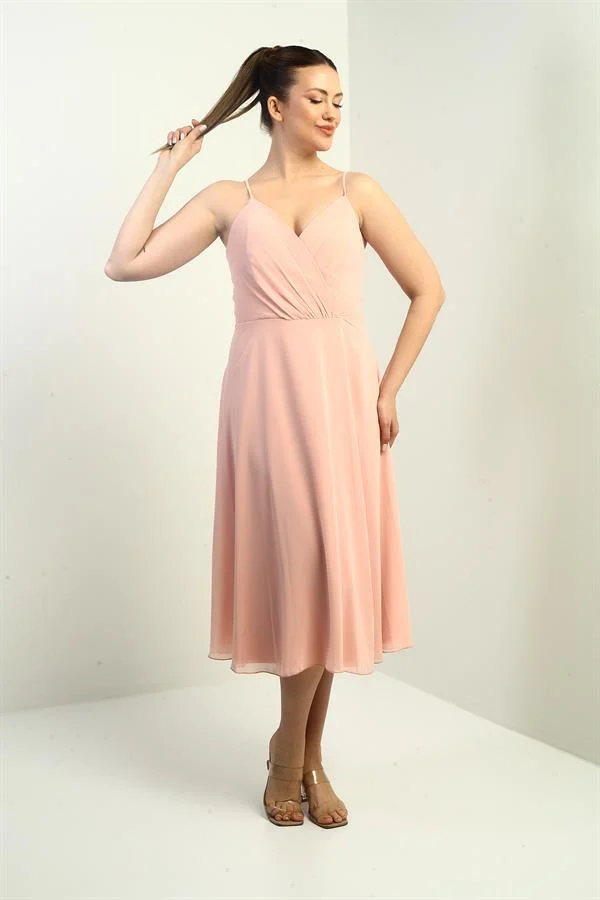 Robe en mousseline évasée à bretelles croisées et dos lacé, doublée, avec encolure cache-cœur et bretelles.