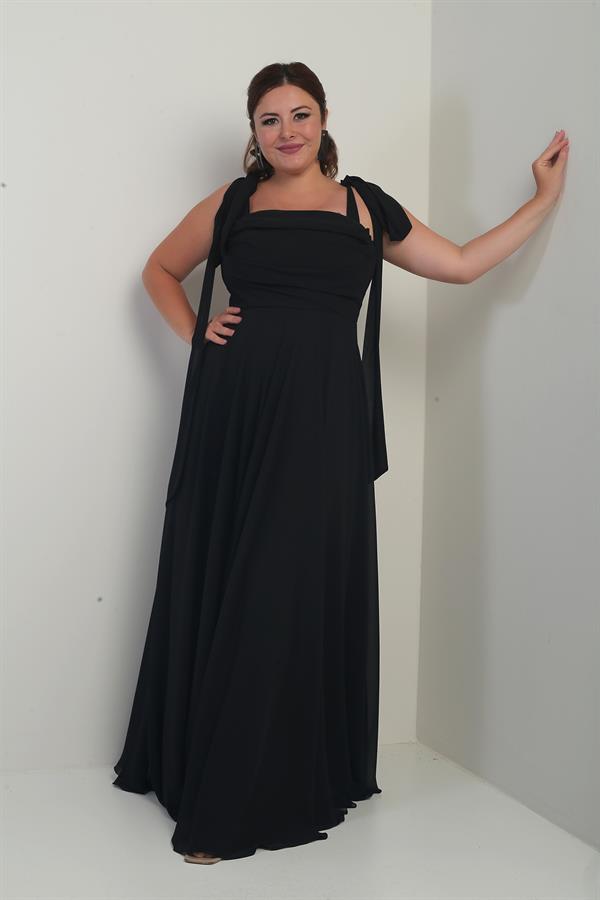 Robe longue en crêpe mousseline de soie, doublée, à col en V et épaules dénudées, disponible en grandes tailles.