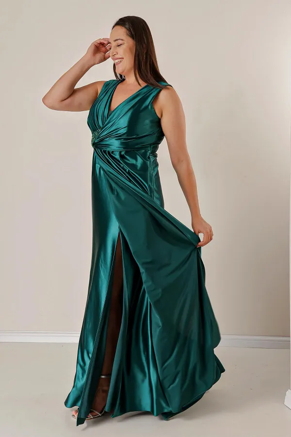 Robe longue en satin grande taille, drapée sur le devant, avec détails perlés et doublée