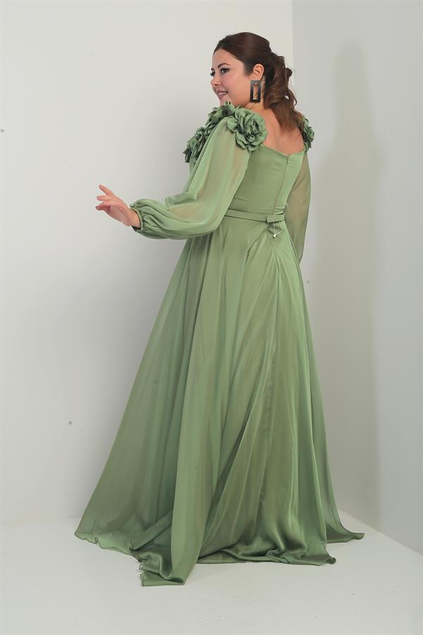 Robe longue BB en mousseline doublée, ceinturée et ornée d'un décolleté Madonna à fleurs