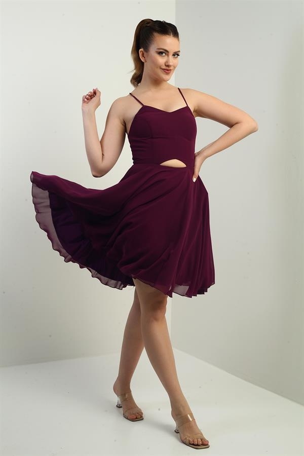 Robe courte évasée en mousseline de soie doublée avec bretelles en corde dans le dos et fenêtre devant