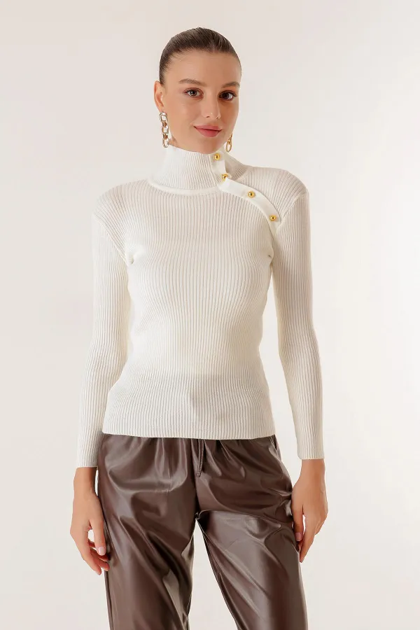 Omzu Süs Düğmeli Boğazlı Kazak