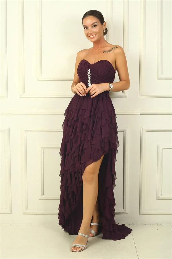 Robe longue bustier en tulle avec détails en pierres sur le devant, drapée, doublée, avec fentes latérales et volants.