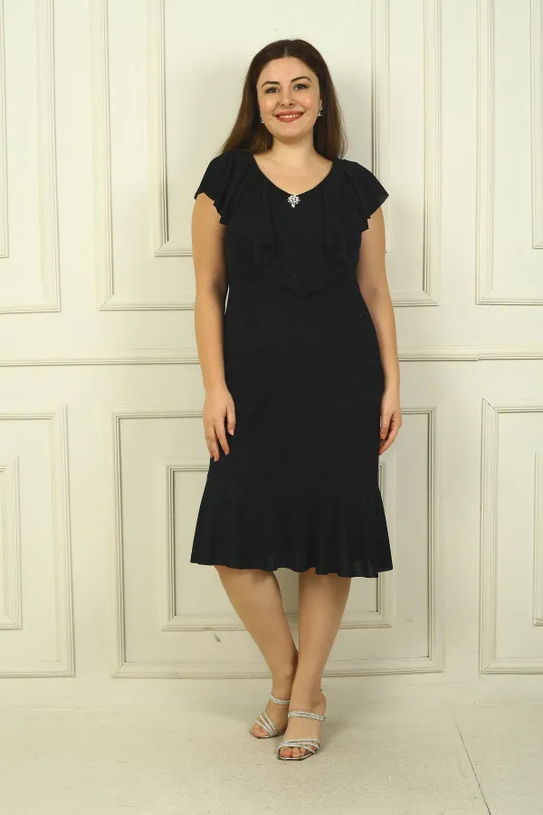 Robe grande taille pailletée avec col à volants et broche