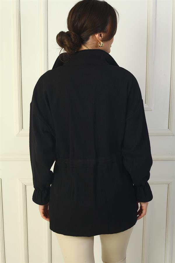 Manteau en cachemire pour femme avec fermeture éclair sur le devant, taille et poignets froncés, et double poche.