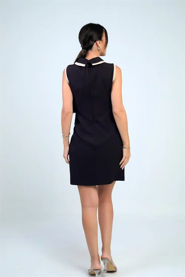 Robe courte pour femme avec boutons et finitions métalliques