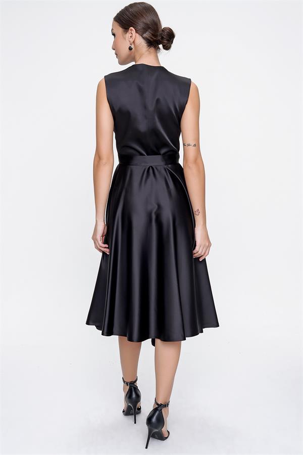 Robe en satin à encolure cache-cœur et laçage