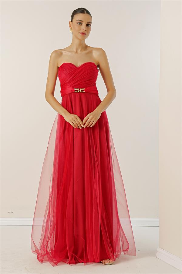 Robe longue bustier en tulle, avec ceinture à boucle, drapé sur le devant et doublure.