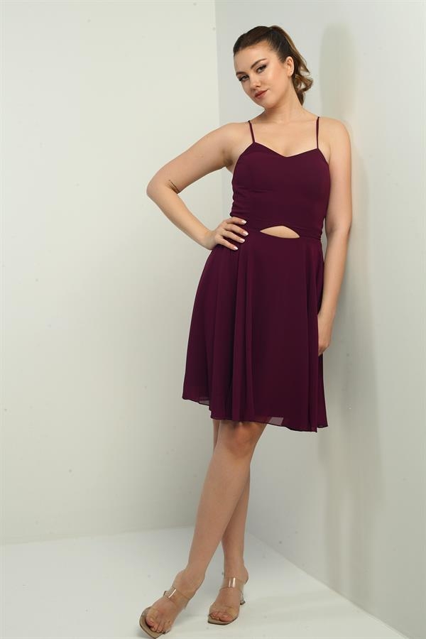 Robe courte évasée en mousseline de soie doublée avec bretelles en corde dans le dos et fenêtre devant