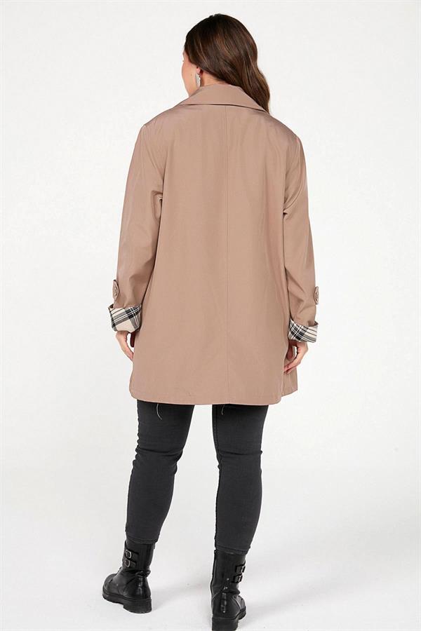 PLUS SIZE BONDIT TRENCH COAT WITH LINED, ZIPPED POCKETS AND SCARF ACCESSORY.