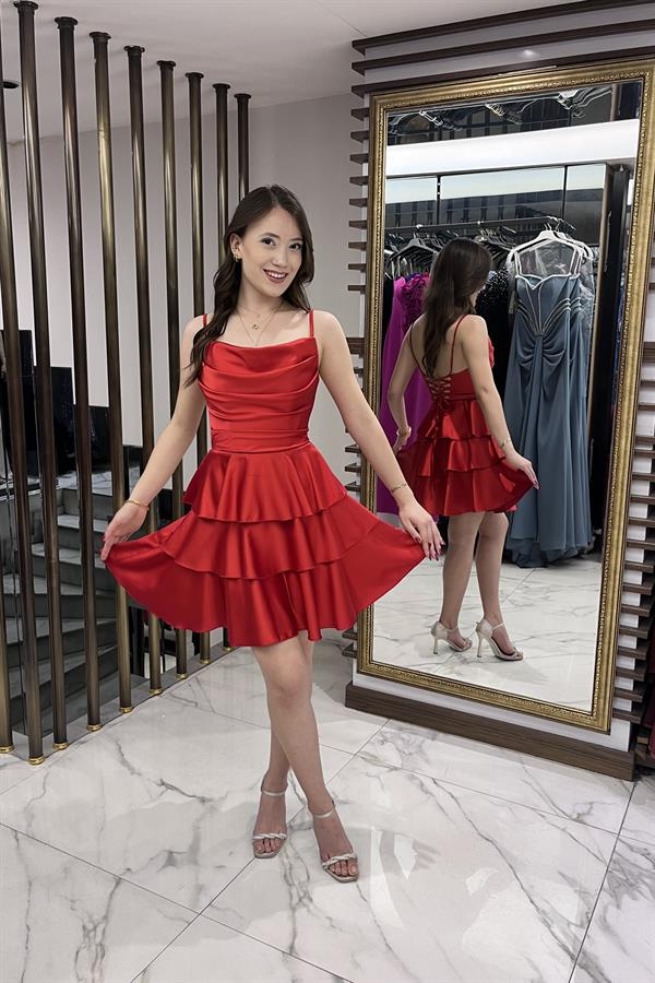 Robe courte en satin pour femme avec jupe à volants et bretelles en corde dans le dos