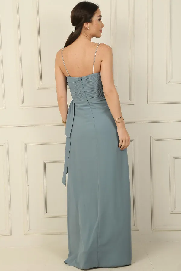 Robe longue en mousseline doublée, bretelles fines brillantes, devant drapé, poche latérale