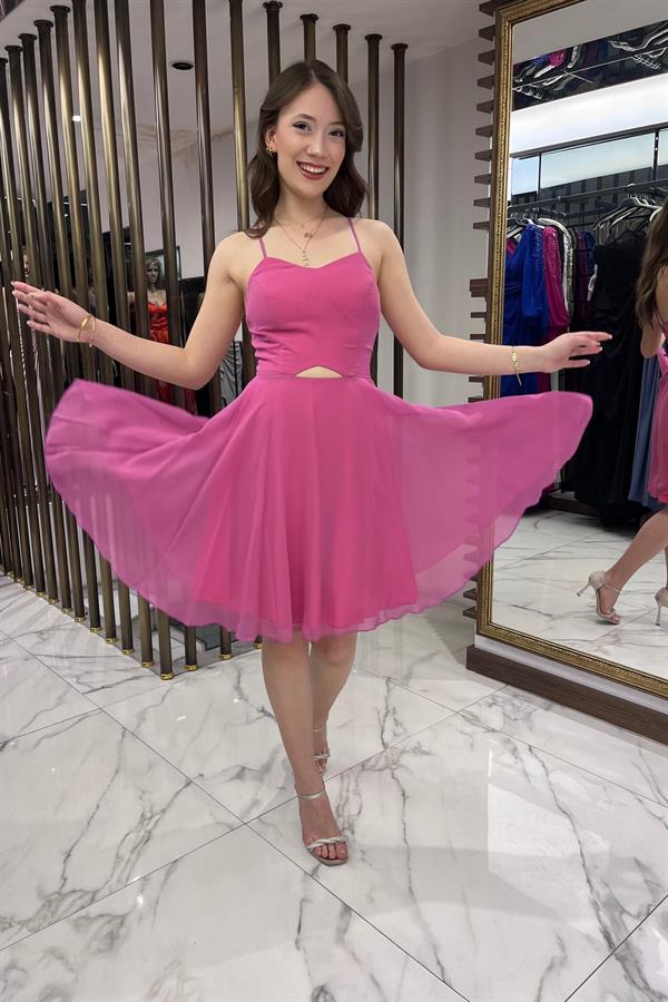 Robe courte évasée en mousseline de soie doublée avec bretelles en corde dans le dos et fenêtre devant