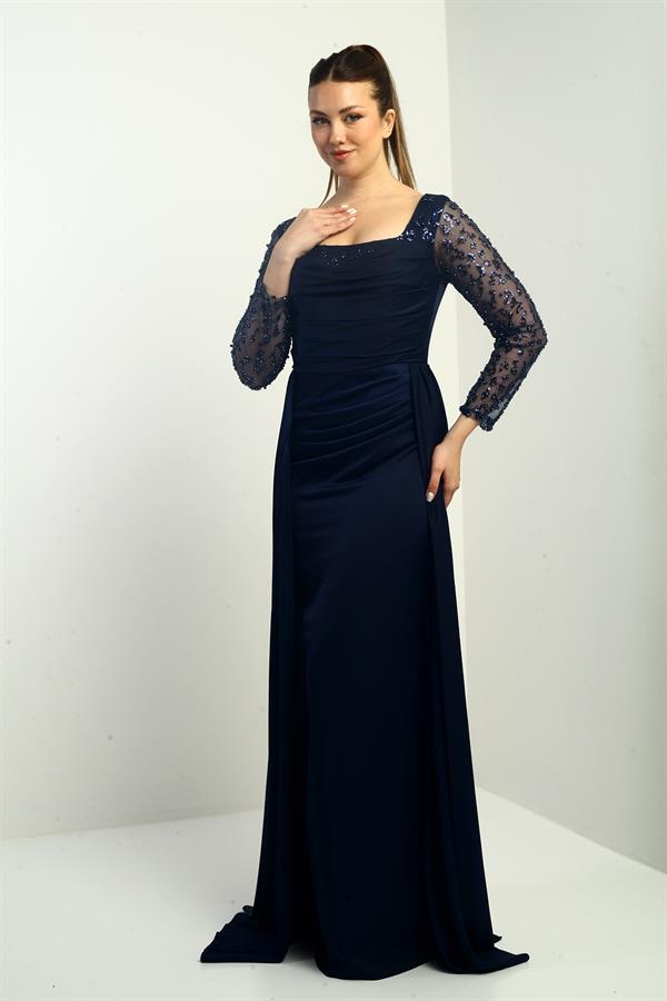 Robe de soirée longue en crêpe satin, doublée, à col carré et manches perlées, coupe ample.