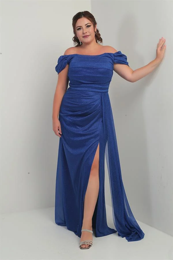 Robe longue pailletée grande taille, manches courtes, doublée, drapée sur le devant et fendue.