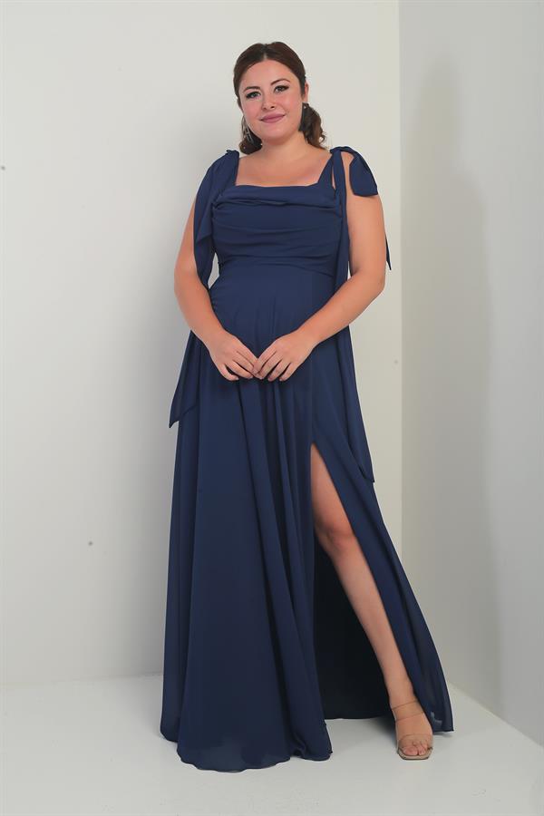 Robe longue en crêpe mousseline de soie, doublée, à col en V et épaules dénudées, disponible en grandes tailles.