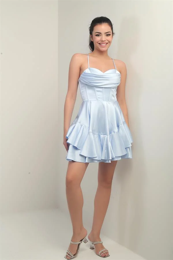 Robe courte en satin à bretelles et armatures, doublée et ornée de plusieurs couches, avec dos nu et bretelles fines.