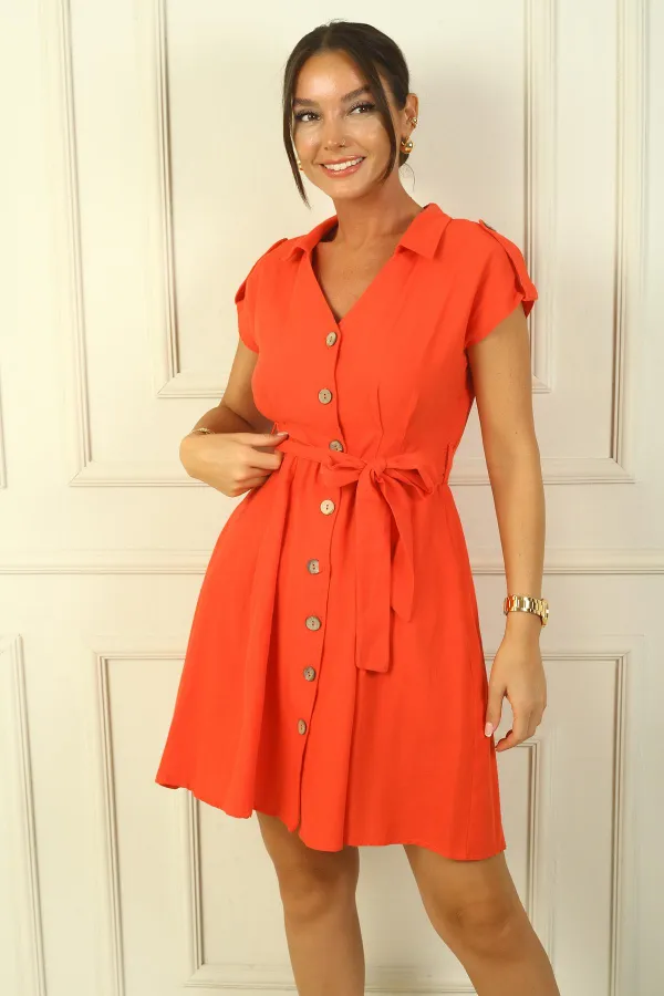 Robe effet lin à col polo, boutonnée sur le devant, ceinturée et plissée