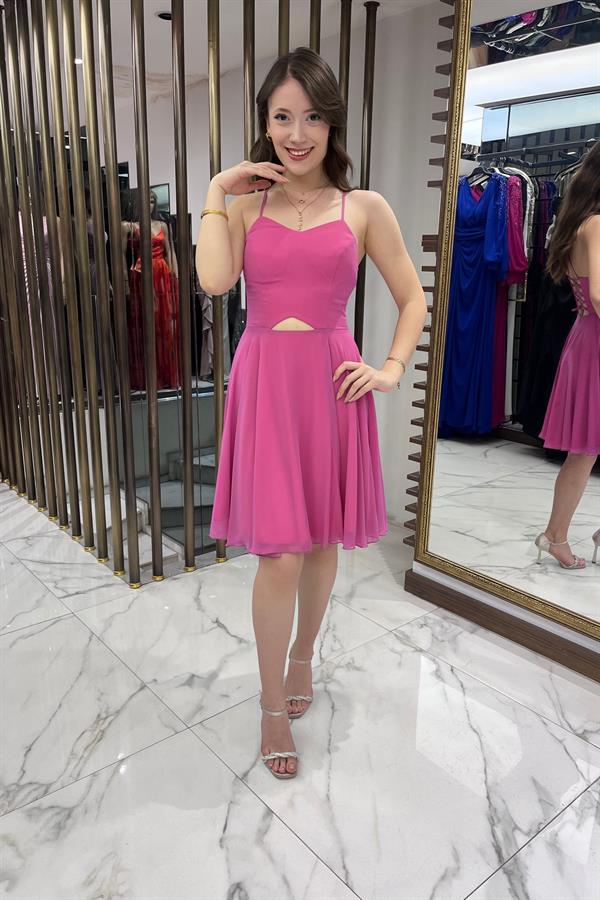 Robe courte évasée en mousseline de soie doublée avec bretelles en corde dans le dos et fenêtre devant