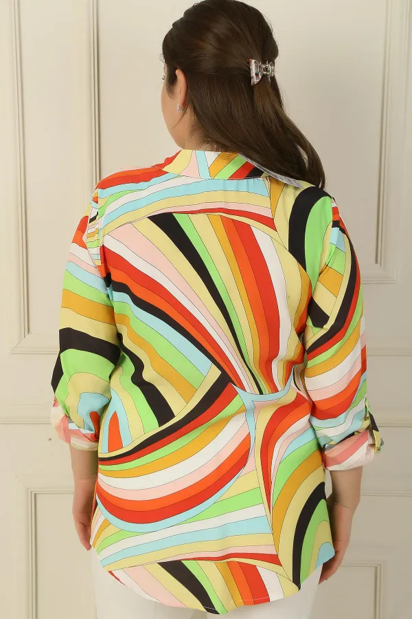 Chemise grande taille à motif géométrique et boutons métalliques sur le devant