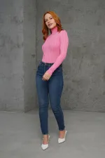 Pull rose tricoté à col roulé et détails côtelés, en gros