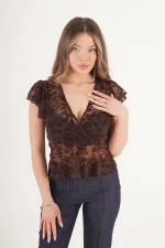 Blouse café en gros, col V, en daim transparent brodé, col V, en vente au détail.