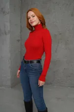 Pull rouge tricoté à col roulé et détails côtelés, en gros