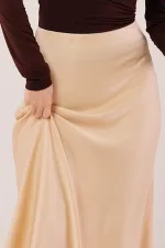Jupe midi en satin crème à coupe cloche en gros