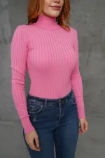 Pull rose tricoté à col roulé et détails côtelés, en gros