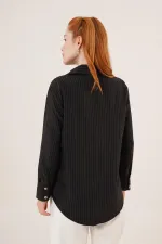 Chemise noire en gros avec détails de lignes fines
