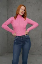 Pull rose tricoté à col roulé et détails côtelés, en gros