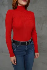 Pull rouge tricoté à col roulé et détails côtelés, en gros