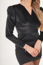 Blouse noire rembourrée en velours à col cache-cœur, en vente en gros