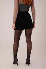 Mini-jupe noire en gros avec détail fendu