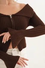 Blouse en tricot marron à col Madonna et fermeture éclair intégrale en gros