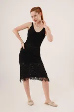 Robe noire ajourée à col en V et détails à pompons