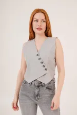 Gilet gris boutonné à col en V et coupe triangulaire en gros