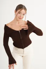 Blouse en tricot marron à col Madonna et fermeture éclair intégrale en gros