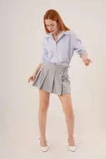 Jupe courte grise en gros avec plis sur le devant et nœud sur le côté