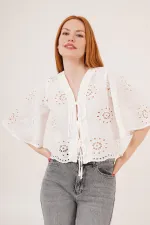 Önden Bağlamalı Delik Geçiş Detaylı Beyaz Crop Toptan Gömlek