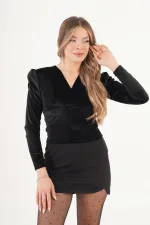 Blouse noire rembourrée en velours à col cache-cœur, en vente en gros