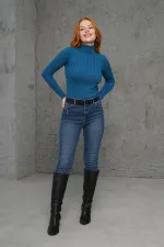 Pull en maille à col roulé et détails côtelés, en gros, pour les amateurs de pétrole