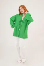 Tunique verte en gros avec détail de cravate sur le devant et manches espagnoles