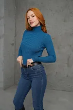 Pull en maille à col roulé et détails côtelés, en gros, pour les amateurs de pétrole