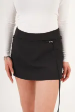 Mini-jupe noire avec ceinture minimaliste