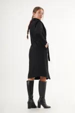 Manteau en cachemire noir avec ceinture et doublure en gros